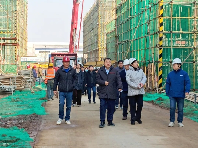 金花股份董事長邢雅江攜經(jīng)營管理團隊一行對草堂建設(shè)項目施工現(xiàn)場進行視察